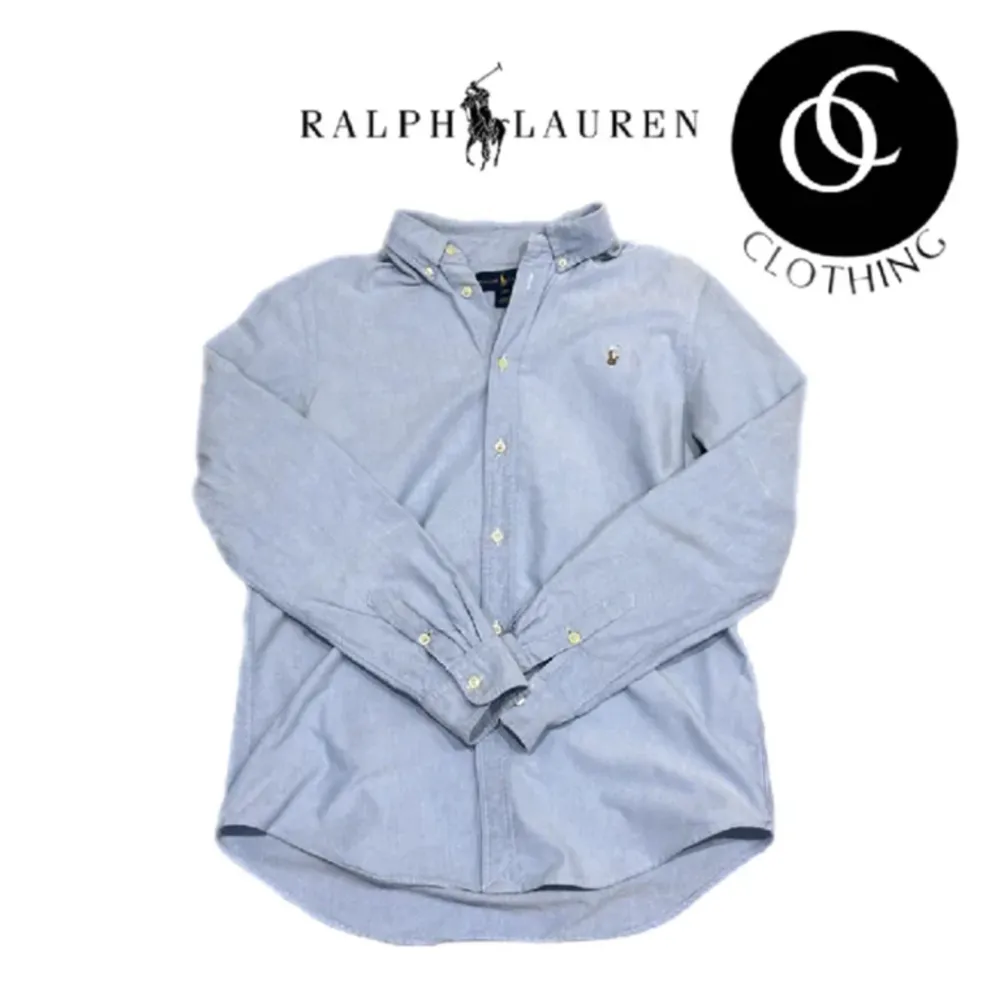 Säljer en riktigt snygg Ralph Lauren skjorta  i bra skick, 8/10 storlek S Modellen på bilden är 172 cm lång.. T-shirts.