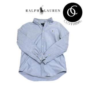 Säljer en riktigt snygg Ralph Lauren skjorta  i bra skick, 8/10 storlek S Modellen på bilden är 172 cm lång.