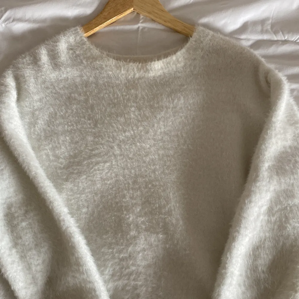 Säljer en superfin vit tröja, som tyvärr inte kommer till användning. Ursprungligen är den från H&M men lappen har åkt av, därav vet jag inte vilken storlek det är, men skulle säga att det är en storlek S då den sitter som en S. Buda buda buda!💕💕. Tröjor & Koftor.
