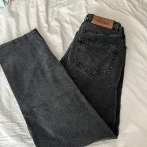 Snygga raka mörkgråa jeans med medelhög midja från A-dsgn. Säljer pga att de är för små för mig nu. Är 162,5 och de är bra längd på mig.