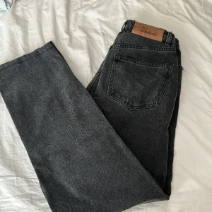 Jeans  - Snygga raka mörkgråa jeans med medelhög midja från A-dsgn. Säljer pga att de är för små för mig nu. Är 162,5 och de är bra längd på mig.