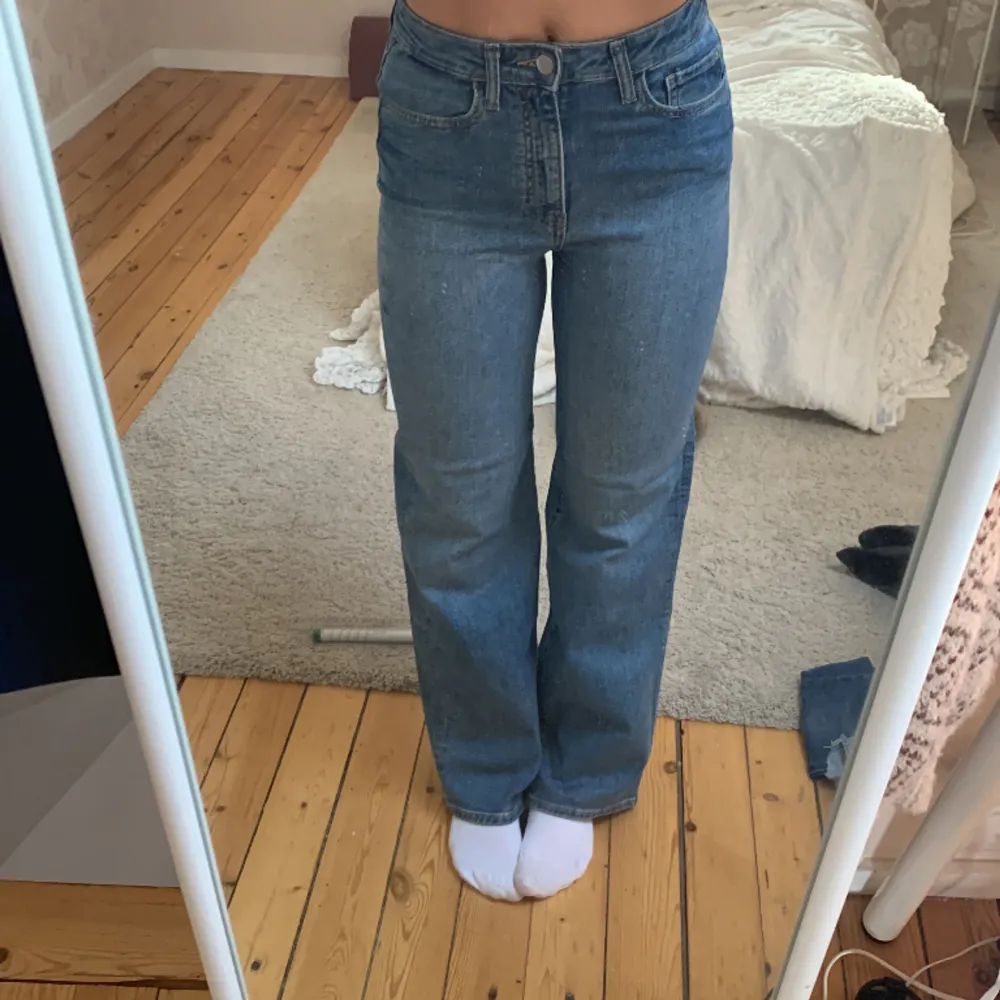 Högmidjade jättefina jeans! Midjemått 35 och innerbenslängd 75💕💕. Jeans & Byxor.