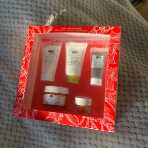 Skincare från origins - Helt oöppnat jul-edition pack av origins skincare. Säljer då den bara har legat och känner att jag vill göra mig av med den. Slutsåld på sephora och det är travel size på alla produkter. Pris går att diskutera 🫶