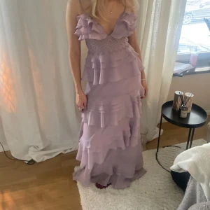 Balklänning  - Säljer min balklänning från förra året. Köpt för 2000kr. Finns en defekt fram på klänningen men som inte är synlig (se tredje bilden) säljs inte längre