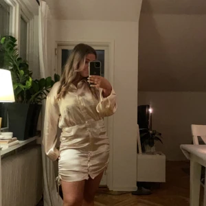 Sidenklänning  - Jättefin sidenklänning i bra skick som tyvärr blivit lite stor nu, därav kan den komma till bättre användning hos någon annan!   Resor i midjan och ”kjolen” på klänningen går att dra upp eller ner beroende på vad som passar just då! 🤍