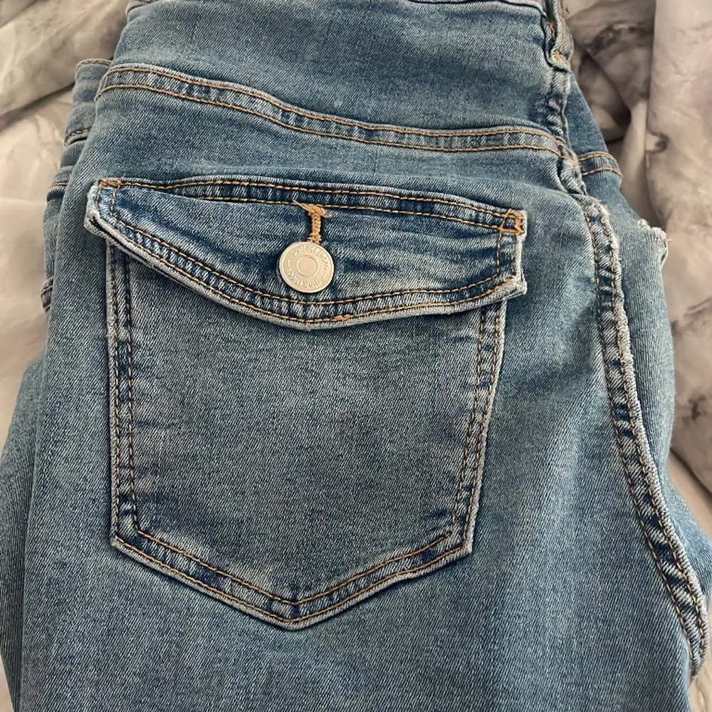 Säljer dessa super fina lågmidjade jeansen från Gina Young dom är i storleken 158🥰. Jeans & Byxor.