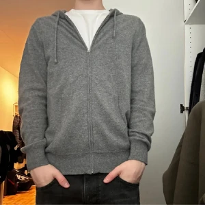 Kashmir zip - En riktigt snygg Kashmir ziphoodie i perfekt skick. Köpt från Zaras ”premium Collection” för ett år sedan. Ny pris 2000. 100% Kashmir. Jag på bilden är 180 ❕hör av dig vid fundering