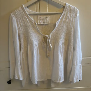 Odd Molly blus  - Jättesöt vit odd Molly blus!! Den har lite slitningar vid banden, bandet är trasigt på ena sidan och håller på att gå sönder, men det går säkert att sy!! (kolla andra bilden). 
