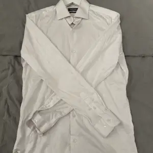 Dressman skjorta i medium, felfri, pris 150kr