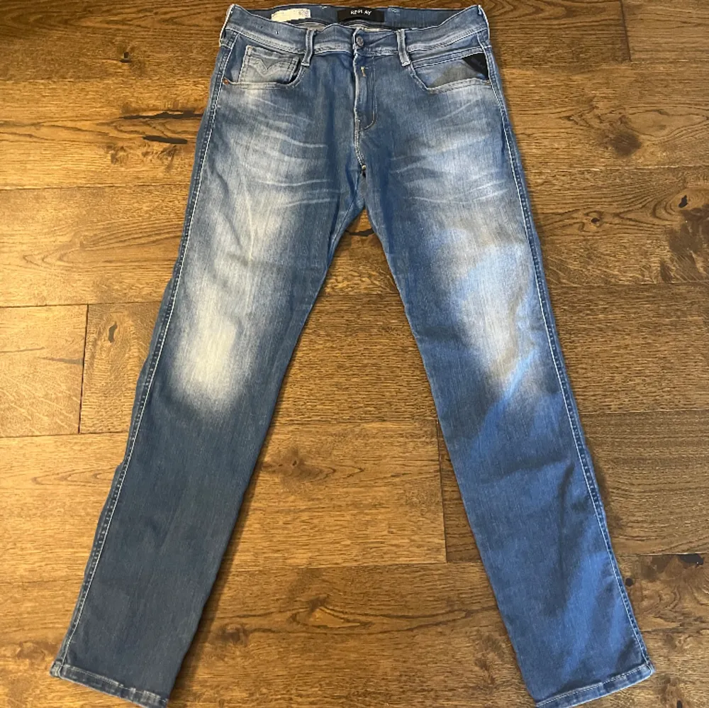 Säljer dessa blåa slim jeans från replay. Storleken på dem är 30/30. Jeansen är i bra skick 9/10. Skriv om du har några frågor. Pris kan diskuteras vid snabb affär.. Jeans & Byxor.