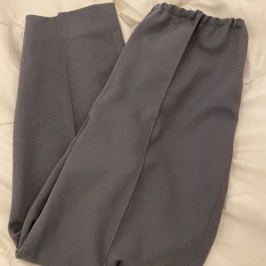 Kostymbyxor  - Grå kostymbyxor med resår i midjan 