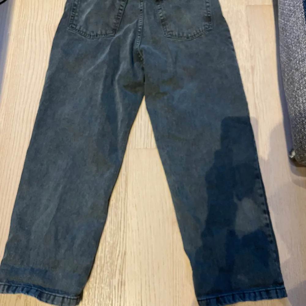 10/10 i skick använda 4 gånger. Säljer pga slutat skejta. Ordinarie pris 1499kr. Rare colorway. Pris kan diskuteras . Jeans & Byxor.