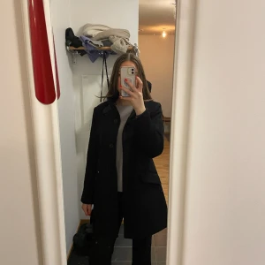 Svart kappa från Lauren Ralph Lauren - En svart kappa från Lauren Ralph Lauren med lappen kvar. Köpte för ett tag sen i USA och nypris var 345$.