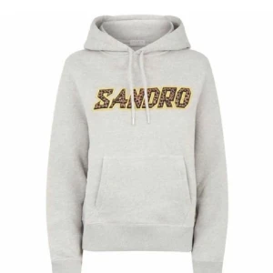 Sandro hoodie - Säljer mig Sandro hoodie då den inte kommer till användning. Det står storlek 1 men skulle säga att det motsvarar xs/s. Obs inga snören. Skriv vid frågor och funderingar💗