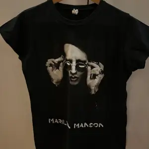 En t-shirt med ett Marilyn Manson tryck i storlek m. Använd ett fåtal gånger.