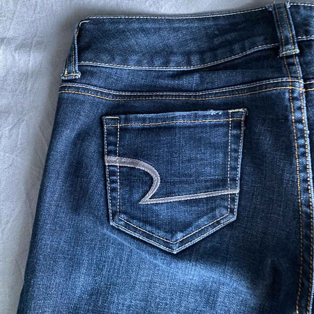 Jättefina mörkblå lågmidjade bootcut jeans som tyvärr inte kommer till användning!  De är ner till marken på mig som är 170 ungefär  Hör av er för fler bilder! . Jeans & Byxor.
