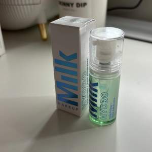Milk primer i mini(travel size) använd få gånger (2-4 ggr) men kommer inte till användning🩷 köpt för 249kr på sephora