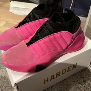 Harden vol 7 - Basket skor Harden vol 7 skorna är i bra skick, box till skorna ingår. Köpte skorna för 1800 kronor. 