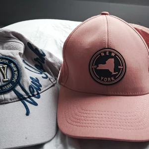 Kepsar - 2 kepsar till priset av 1, köpta i new york fast aldrig använda, en rosa och en lite frålila,(den grålila är från Robin Ruth)