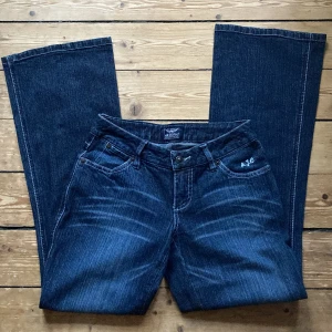 Lågmidjade jeans - Så snygga jeans i bra skick men som tyvärr är för korta för mig. Passar antagligen nån 165 och kortare. Står ingen storlek men midja: ca 68-69cm, innerbenslängd: 76cm :)