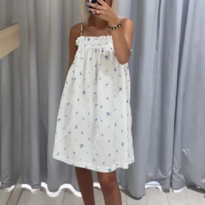 Klänning - Säljer min blommiga klänning från hm! Lånade bilder💓