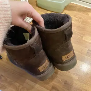 Säljer nu mina uggs då jag inte använder dom så mycket längre! De har lite vattenfläckar men de går bort om man använder en mockaborste och tvätt, annars är de i bra skick och är hela 🫶🏼