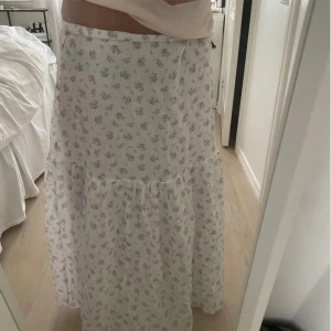 Långkjol!  - Superfin långkjol till sommaren! Stolek L men passar mig med M 💗