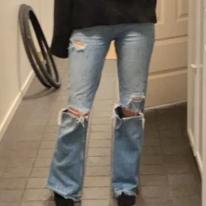 Jeans med slitningar - Ett par jätte fina utsvängda jeans som tyvärr inte passar mig längre!