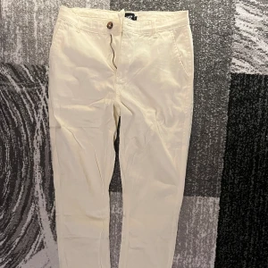 Chinos  - Säljer dessa chinos som är perfekt nu till våren/sommaren eftersom jag ej använder dem. De har aldrig använts heller, bara legat i garderoben, pris kan diskuteras vid snabb affär