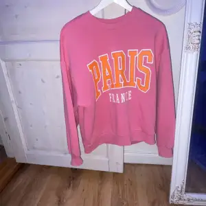 En rosa sweatshirt från Gina tricot i storlek M. Inte så mycket använd