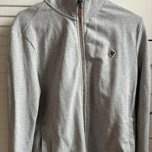 Morris zip up tröja - En schysst Morris zip up som är i gott skick utan några defekter (Enbart lite skrynklig)