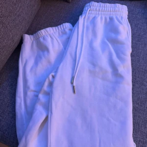 vita mjukis byxor  - Storlek xs, säljer pgr av ingen användning. haft på mig dom (1 gång, är 162)