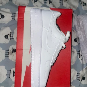 Nike Air Force 1 - * Helt Nya/Oanvända  *Kommer med en White/University Blue Box Då Jag Tappa Bort Air Force Boxen * Kommer med en Shoe Tree För Frakt * Storlek 44 