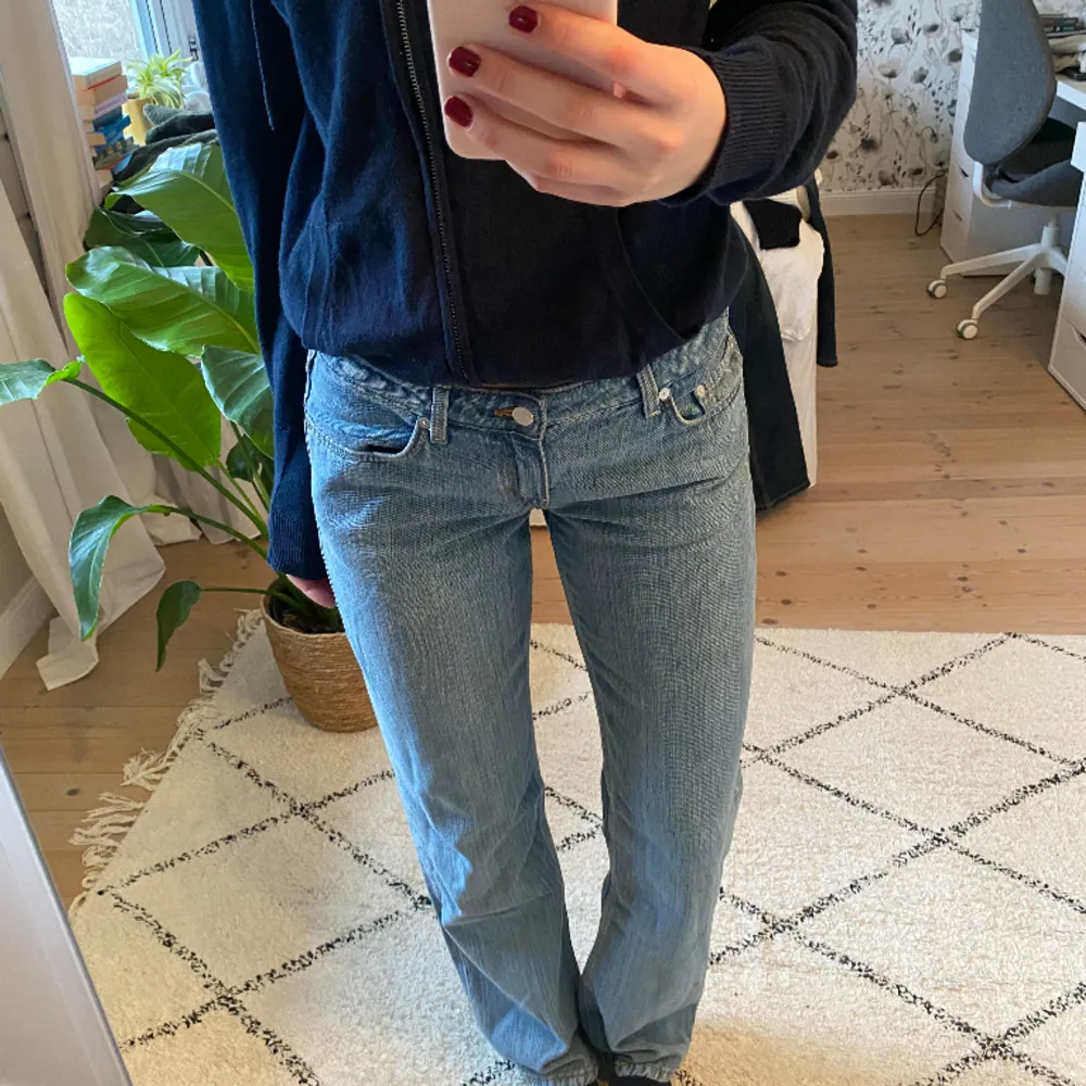 Supersnygga jeans från weekday som aldrig kom till användning. Som nya! Köpt för 500/600kr, så snygg tvätt och dessutom Lågmidjade ❤️‍🔥. Jeans & Byxor.