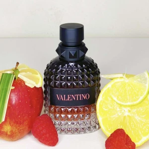 Valentino Coral Fantasy - 5ml sample av Valentino Coral Fantasy. Coral Fantasy är en doft med mycket frukt, den är varm och är väldigt aromatisk av sig. Denna parfymen kan du ha året om men perfekt till våren/sommaren!