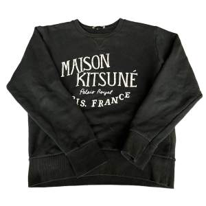 Maison Kitsuné Sweatshirt. Tröjan är i mycket bra skick utan fläckar eller skador. Känn dig fri att fråga om du undrar något!