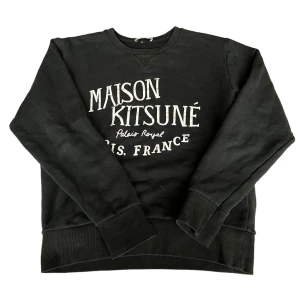 Maison Kitsuné Sweatshirt - Maison Kitsuné Sweatshirt. Tröjan är i mycket bra skick utan fläckar eller skador. Känn dig fri att fråga om du undrar något!