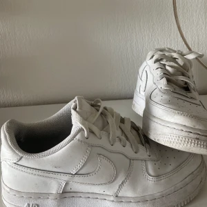 Air force - Äkta Klassiska air force Nike skor i storlek 38, endast ett hål i skoninuti , utanpå ser dem väldigt bra ut, säljs nu för 380 kr
