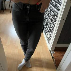 Säljer dessa momjeans från only storlek 26/32. Inte min stil längre därför säljer jag dem. Välanvända. Nypris 399kr