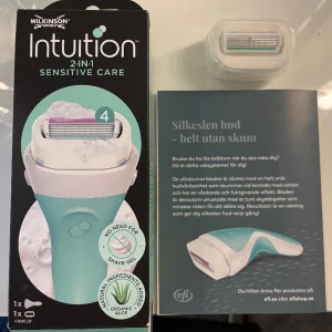 Intuition 2in1 Sensitive care rakhyvel - Jag säljer denna rakhyvel för att jag har ingen användning av den. Aldrig använd, öppnade den och insåg att jag inte hade någon användning alls. 1 extra rakblad ingår.  Kom med prisförslag! 
