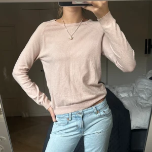 Rosa tröja  - Säljer denna rosa tröja. Har tecken på användning då den har lite noppror