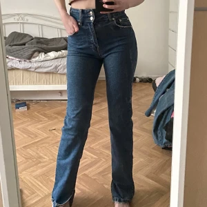 jeans med två knappar - Högmidjade, får en väldigt fin kroppsform men är för små för mig (💔💔) 