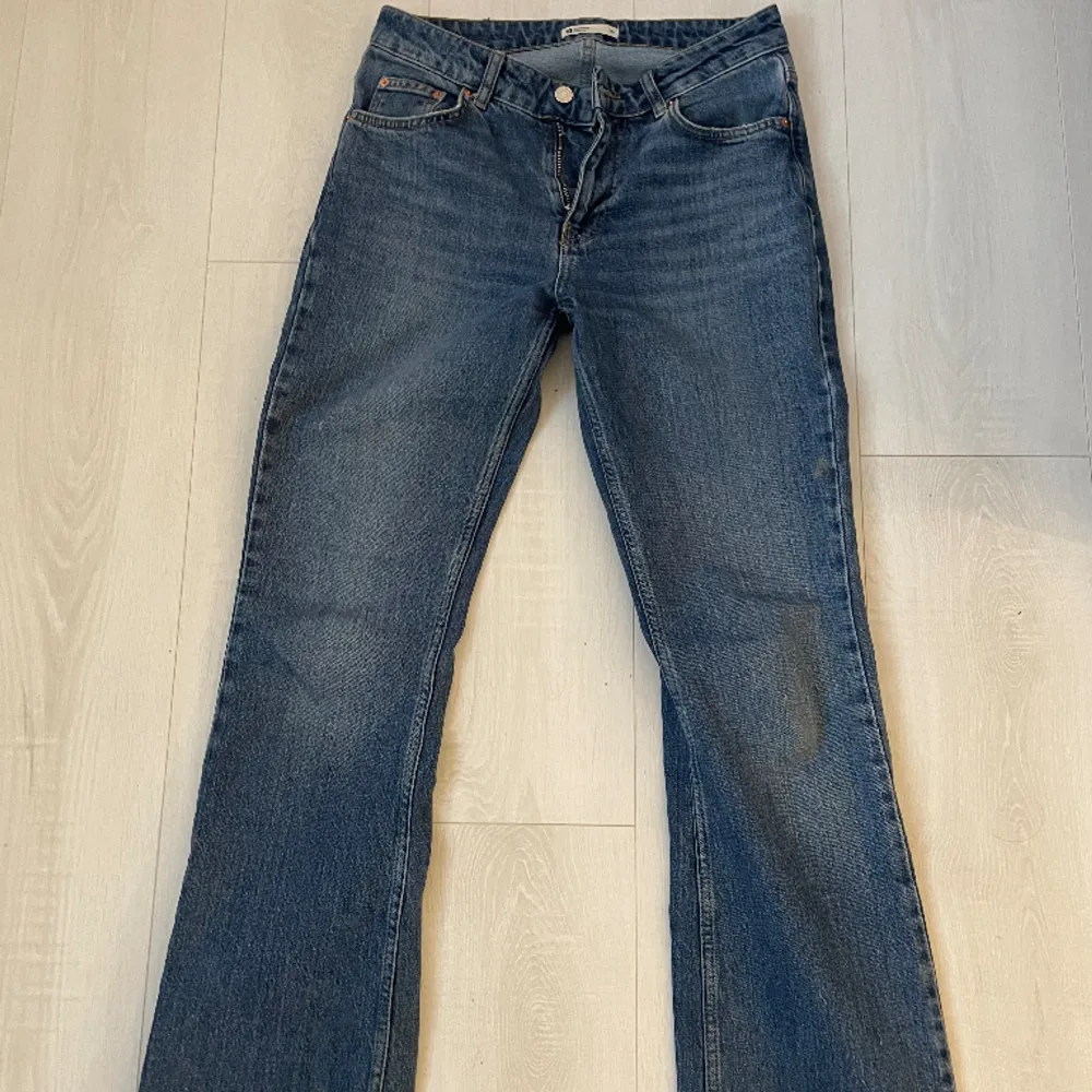 Superfina bootcut jeans från ginatricot! Orginalpris 500kr. Pris kan diskuteras. . Jeans & Byxor.