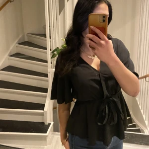 Svart blus - Säljer min jättefina svarta eleganta blus då jag inte använder den (använd fåtal gånger därav nyskick!). Hör av dig vid intresse och för mer info🥥🕰️🤍