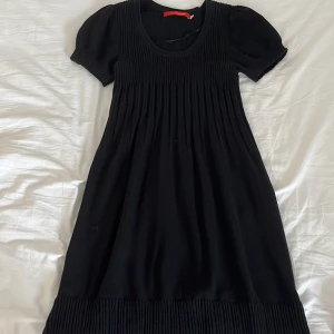 Klänning - Klänning som är använd fåtal gånger, och är i nyskick. Stl L men jag skulle säga att den är mer som S samt M.