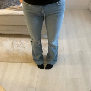 Bootcut jeans - Ett par jättefina och skäna bootcut jeans från ginatricot!! Säljer för att de inte kommer till användning. Orginalpris 500kr. 