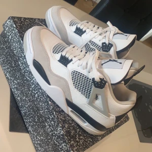 Military Blacks Jordan 4s  - Helt nya Military blacks 4s. Nytt skickt, använt en gång och passade inte mig eftersom de var för stora.  Storlek: 44 