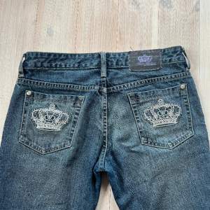 Så fina lågmidjade jeans! Köptes här på Plick för 700kr, men verkar vara fake så därav priset💗 Innerbenslängd: 78 cm Midja: 40 cm 