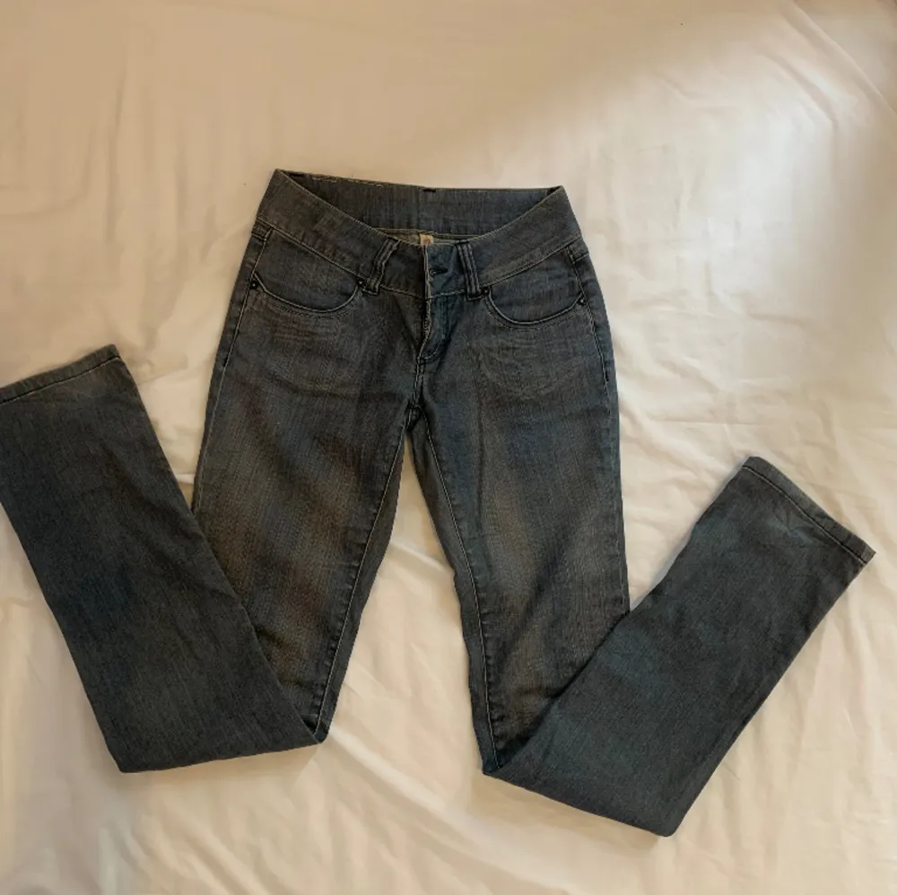 Jättefina blå/gråa straight jeans med en låg midja. Längd: 107cm. Vid fler frågor kom privat!😊. Jeans & Byxor.