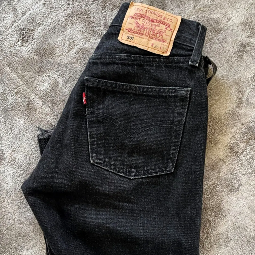 Säljer dessa ur snygga lågmidjade Levis jeans med raka ben ✨🌸 Svart/ grå nyans . Jeans & Byxor.